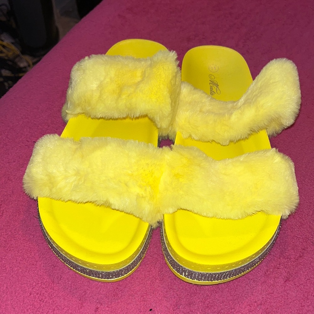 Yellow fur sandals